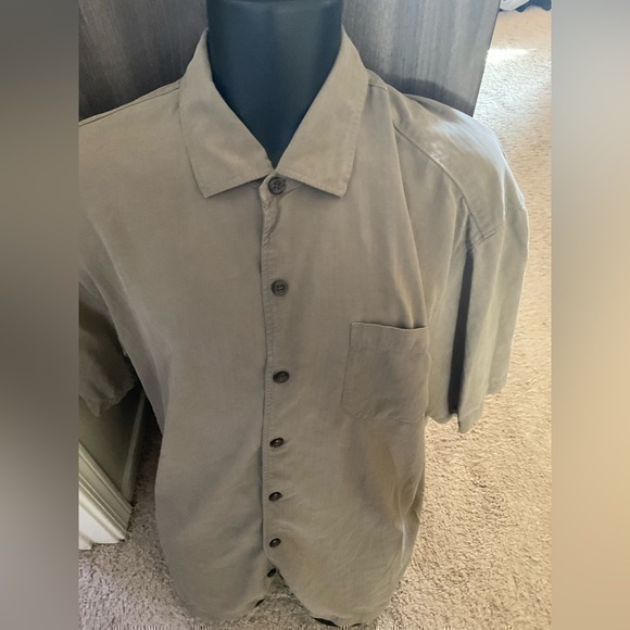 Tommy Bahama Other - Men’s used size XL Tommy Bahama 100% silk button down short sleeve brown shirt